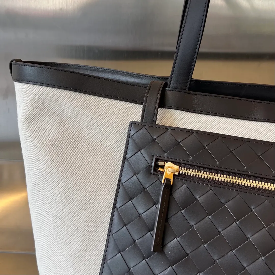 BV's new Flip Flap tote handbag 754915 is suitable for both men and women. It is made of primary-color canvas fabric. It is casual and resistant, with a zipper pouch extending on the front of the bag. It can be folded inside and outside. It is made of contrasting lntrecciato woven calfskin, canvas and leather. It enhances the flexibility of the leather, is durable and not outdated, and is lazy to the core. It is really cool and super practical. The best companion for travel and commuting🥰🥰 Size: 38x30.5x28 P1920